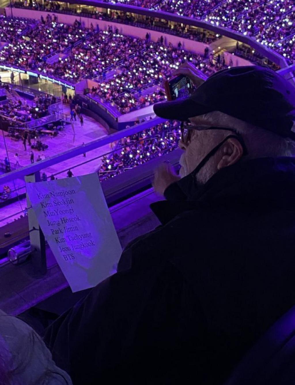 Grandfathers who printed cheering slogans at the BTS concert.