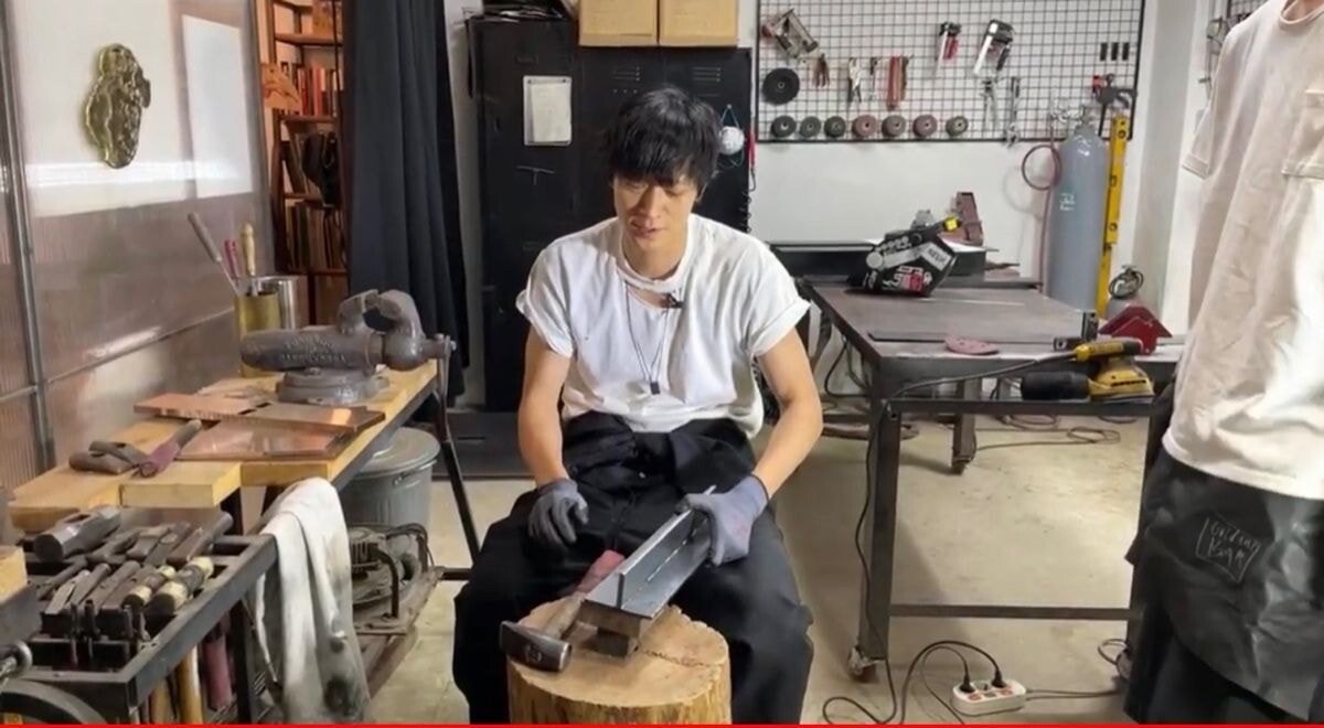Kang Dongwon is welding live broadcasting.