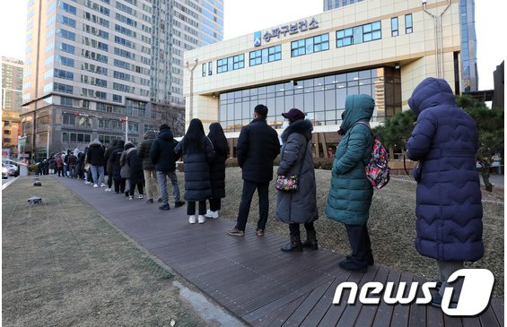 Current situation in front of Songpa-gu Health Center in real time.