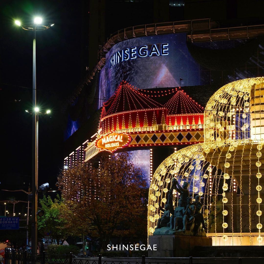 Shinsegae headquarters ahead of the end of Christmas.jpg