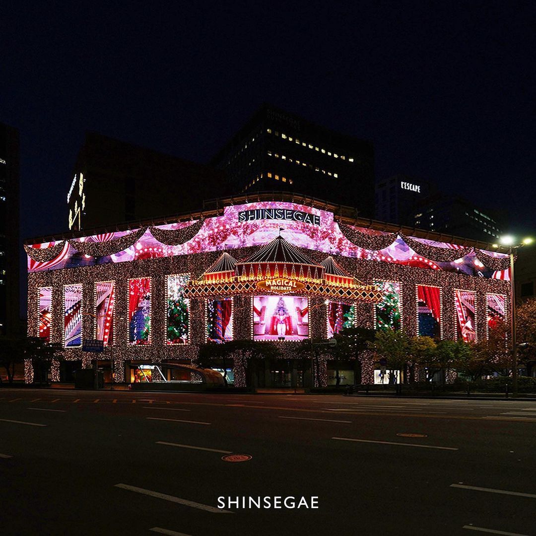 Shinsegae headquarters ahead of the end of Christmas.jpg