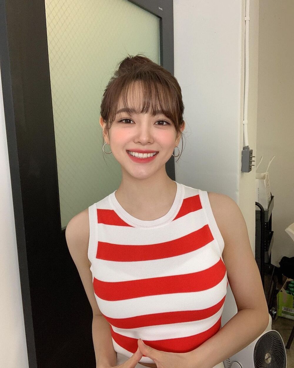 Red striped sleeveless shirt, cool Kim Sejeong - Instagram