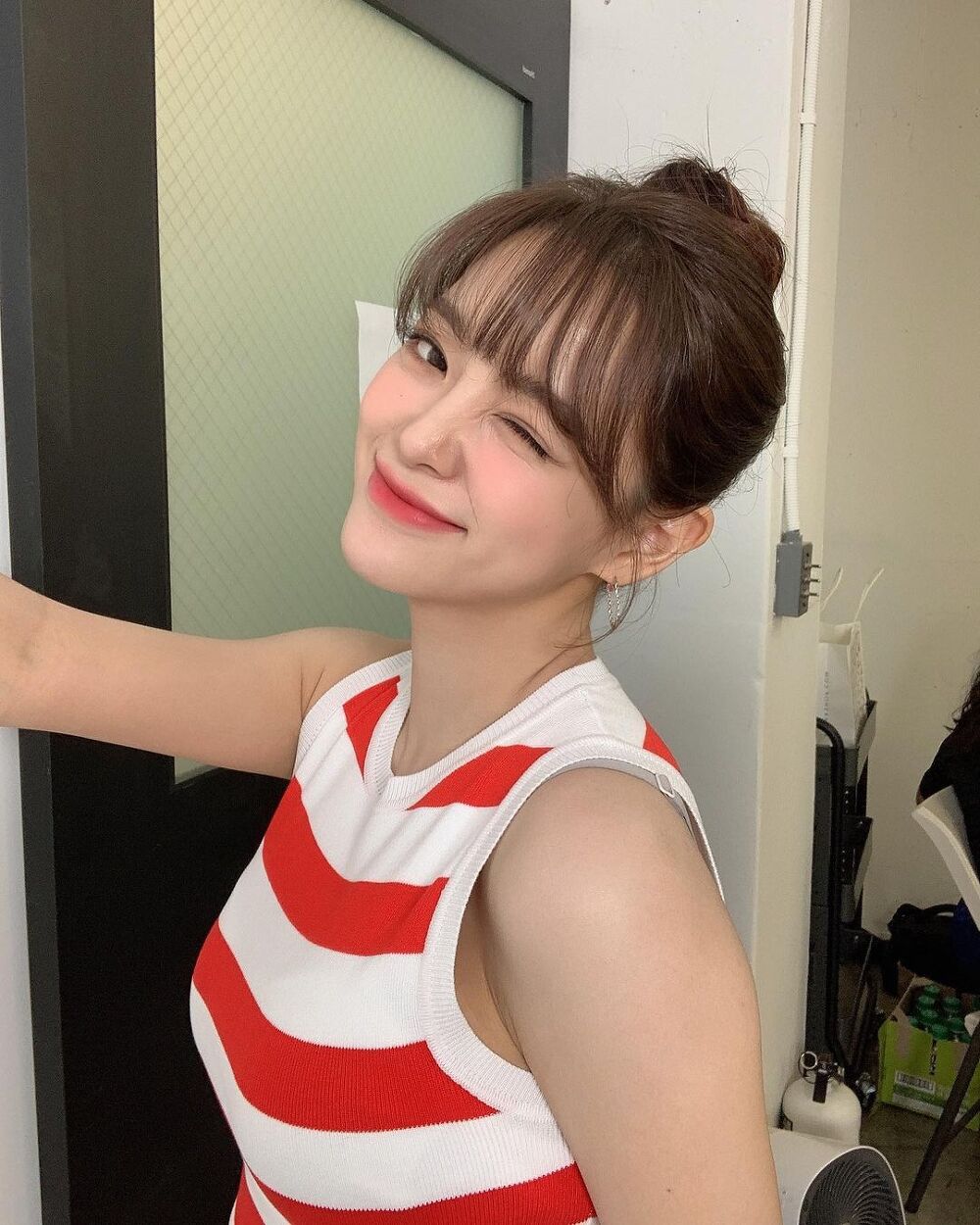 Red striped sleeveless shirt, cool Kim Sejeong - Instagram