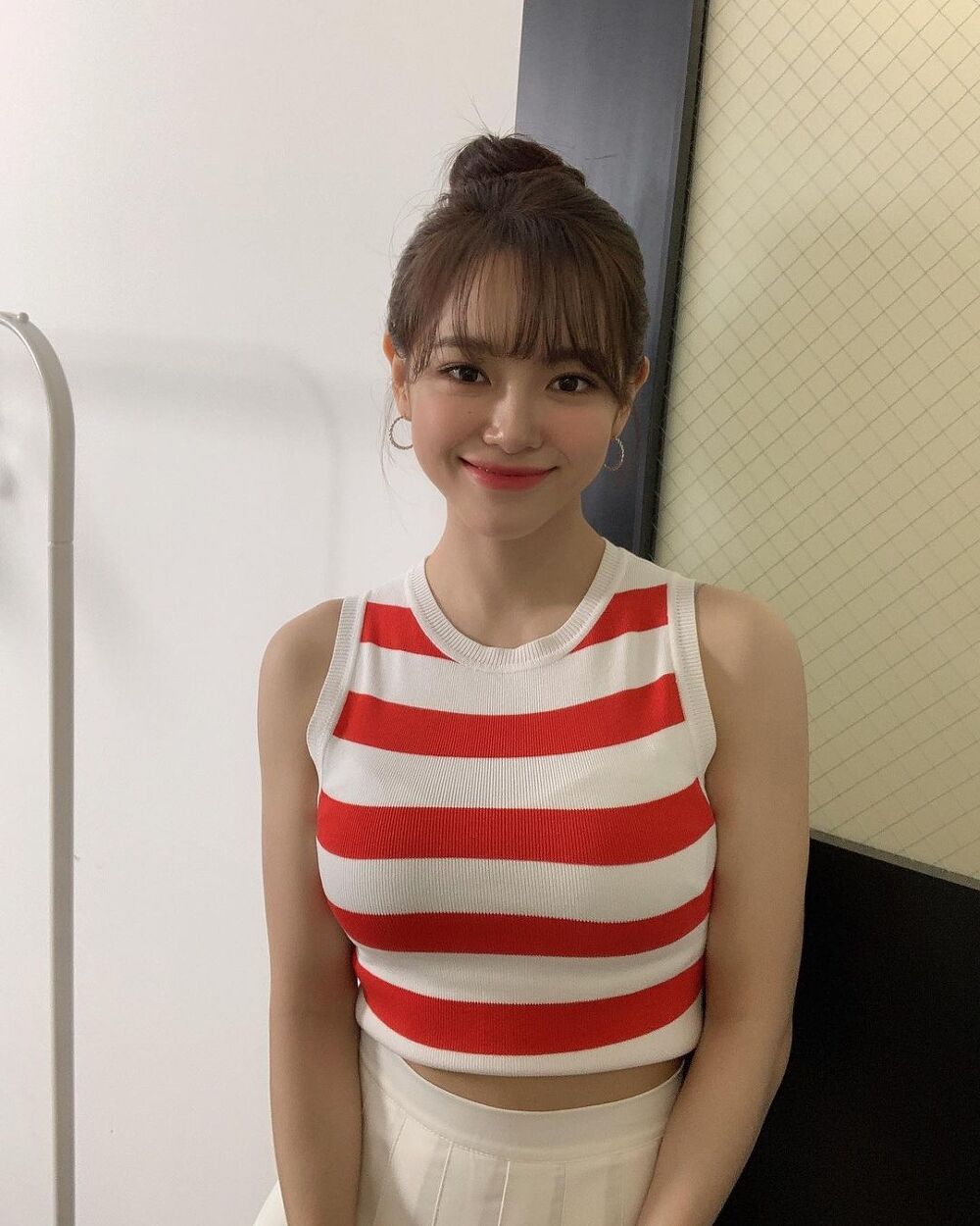 Red striped sleeveless shirt, cool Kim Sejeong - Instagram