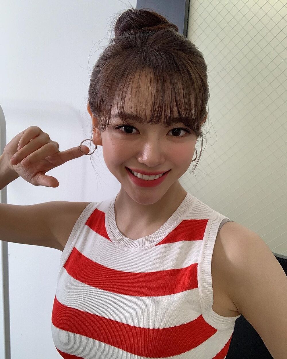 Red striped sleeveless shirt, cool Kim Sejeong - Instagram