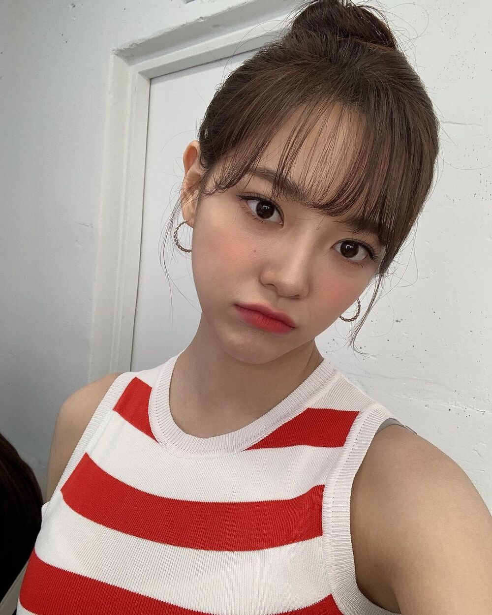 Red striped sleeveless shirt, cool Kim Sejeong - Instagram