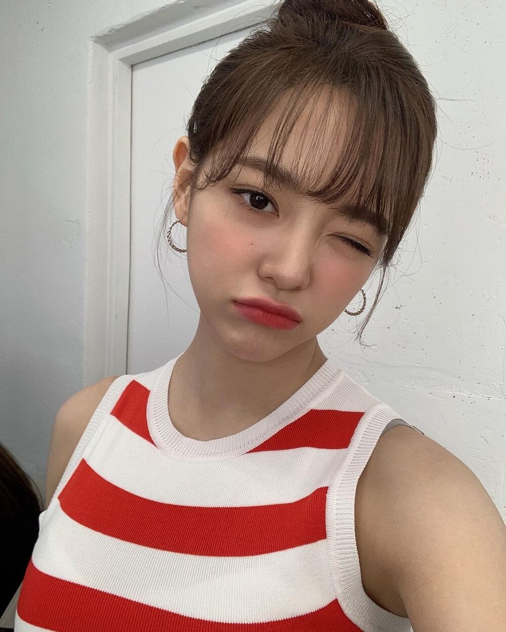 Red striped sleeveless shirt, cool Kim Sejeong - Instagram