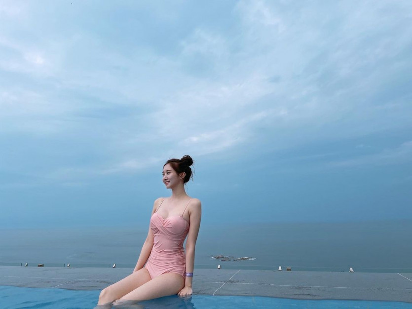 LCK announcer Yoon Soobin's pink swimsuit revealing her dizzying body at the pool.