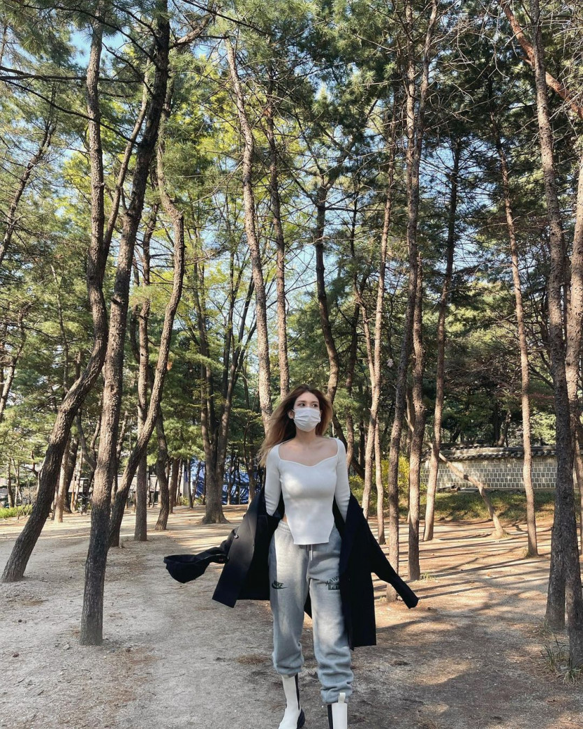 Somi in the forest. A heavy white cropped golji t-shirt.