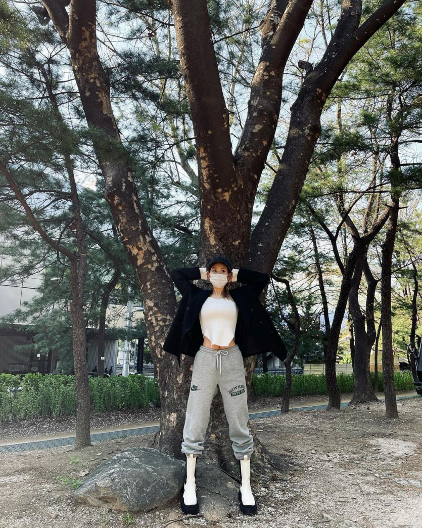 Somi in the forest. A heavy white cropped golji t-shirt.