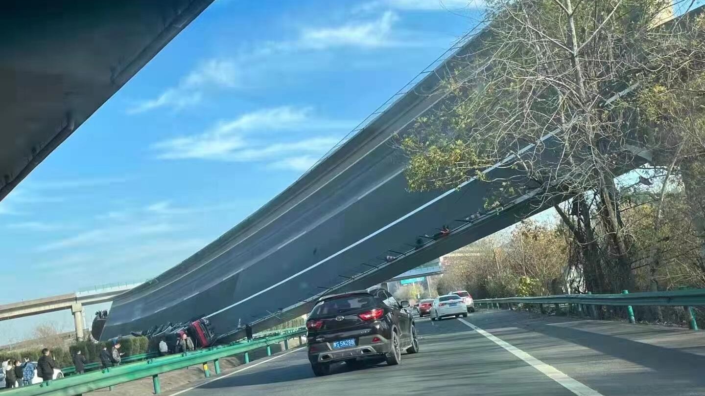 中空高速道路の橋梁崩壊