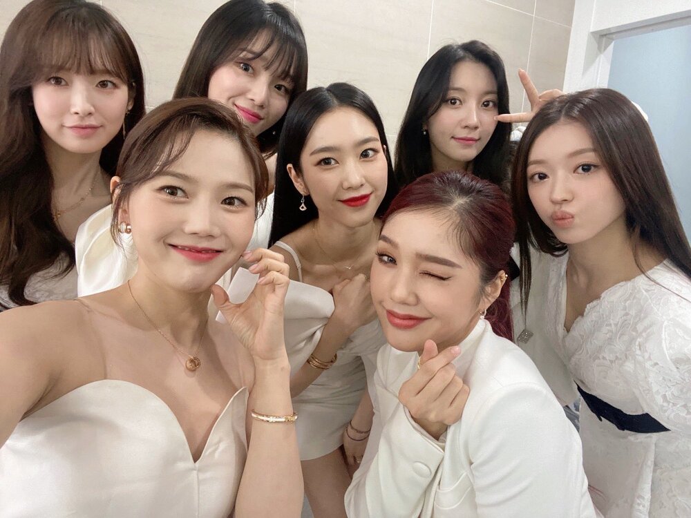 OH MY GIRL ホワイトドレス ピンク色の韓服 - KBS