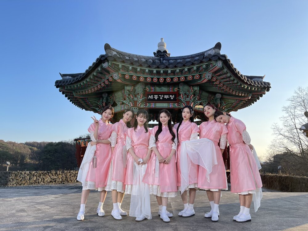 OH MY GIRL ホワイトドレス ピンク色の韓服 - KBS