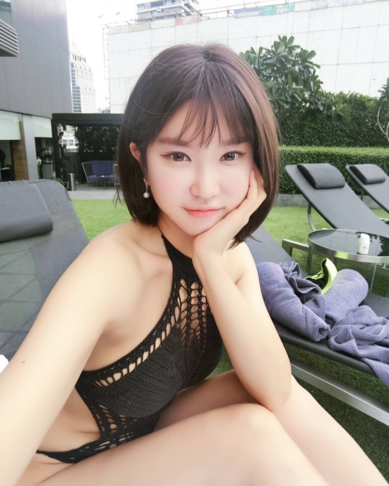 Racing girl Heo Yoonmi, swimsuit.jpg