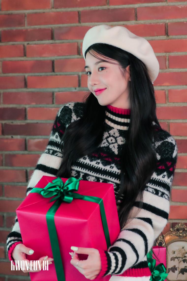 Behind the scenes of Kwon Eunbi's Season's Greetings.