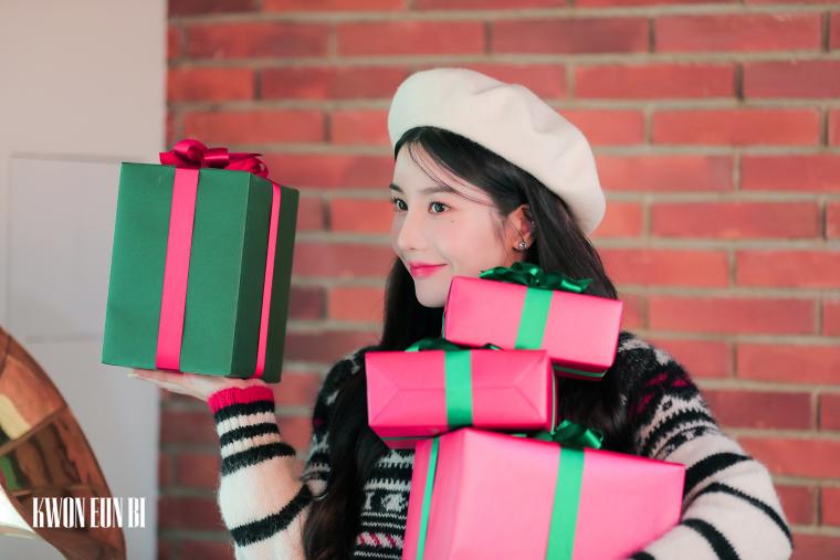 Behind the scenes of Kwon Eunbi's Season's Greetings.