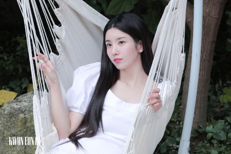 Behind the scenes of Kwon Eunbi's Season's Greetings.