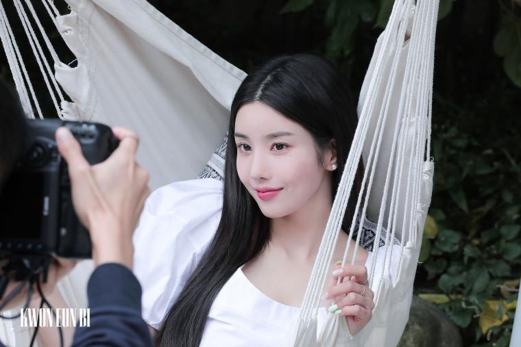 Behind the scenes of Kwon Eunbi's Season's Greetings.