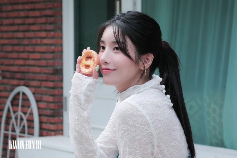 Behind the scenes of Kwon Eunbi's Season's Greetings.