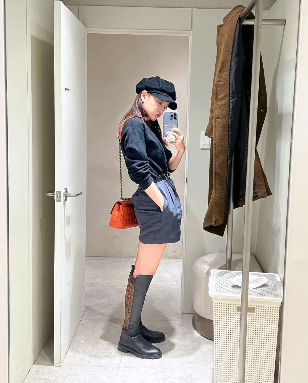 Kim Sejeong, Instagram, kneeling down and taking selfies.