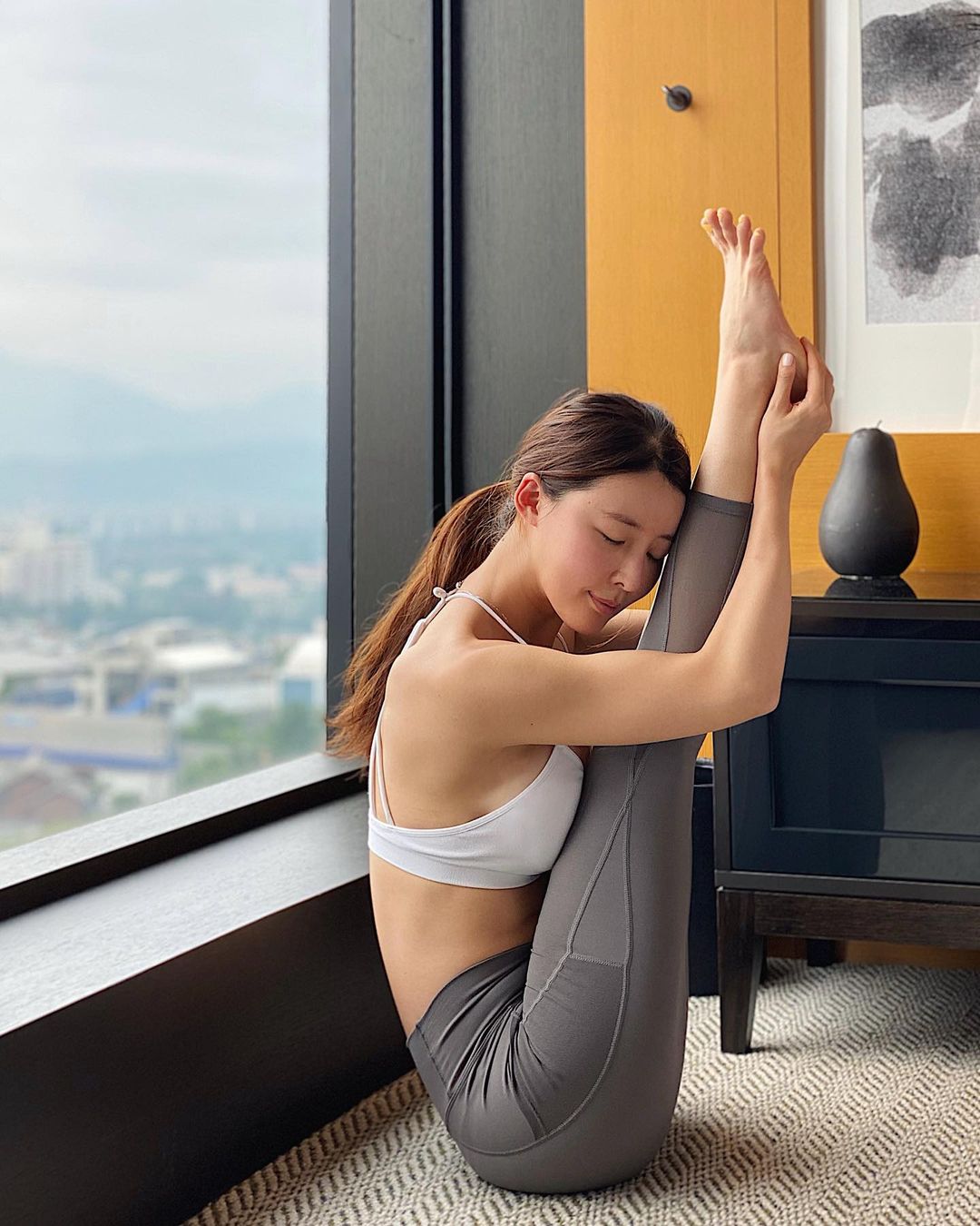 Yoga instructor Hwang Ahyoung leggings.