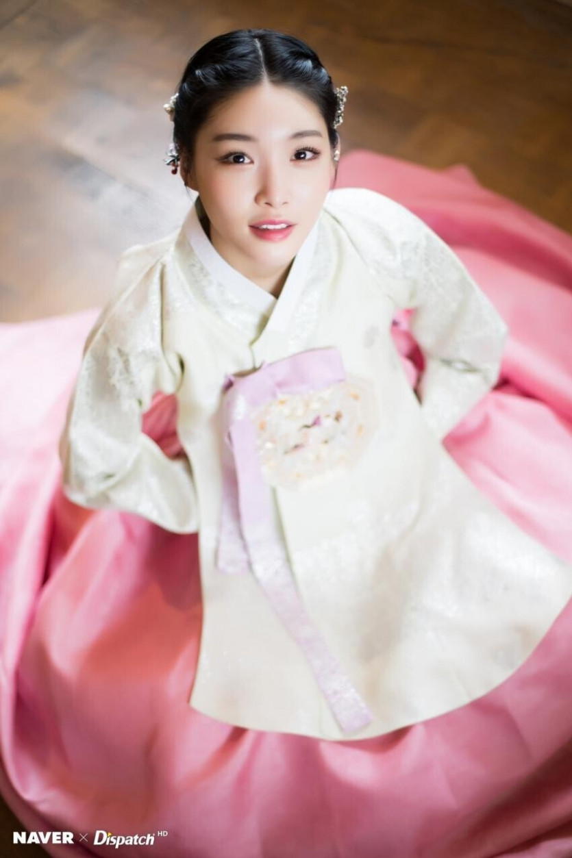 Chung Ha looks good in hanbok.