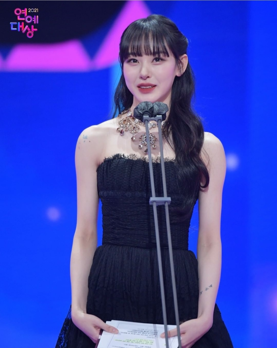 Noje's black dress beauty who came out as the presenter of KBS Entertainment Awards.