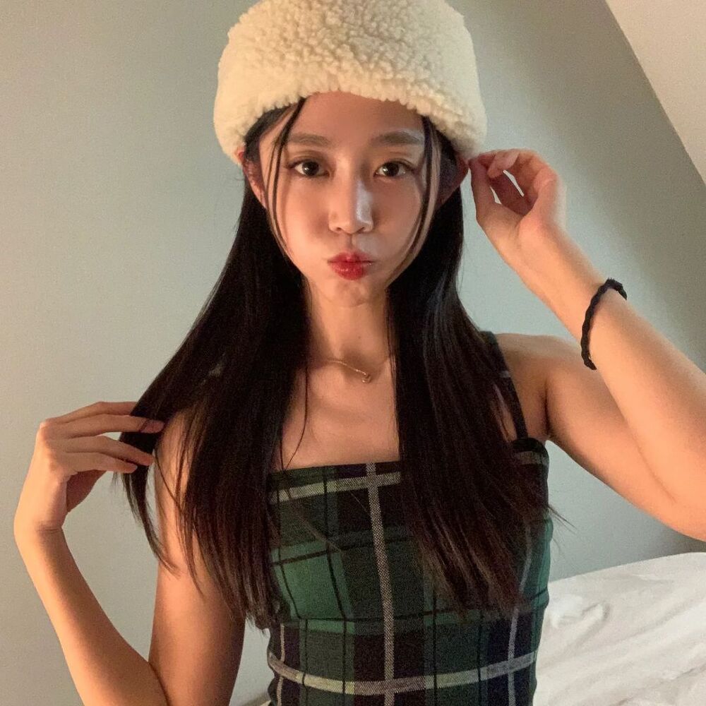 Seo Jisoo, green string check dress, subtle pelvic body - Instagram