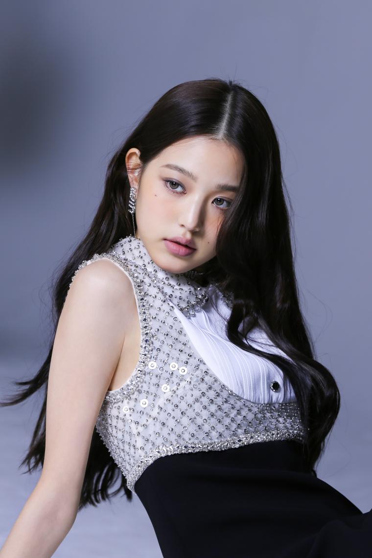 IVE YU JIN WON YOUNG, "Knowing Bros". WON YOUNG X BAZAAR December cover photoshoot behind the scenes.