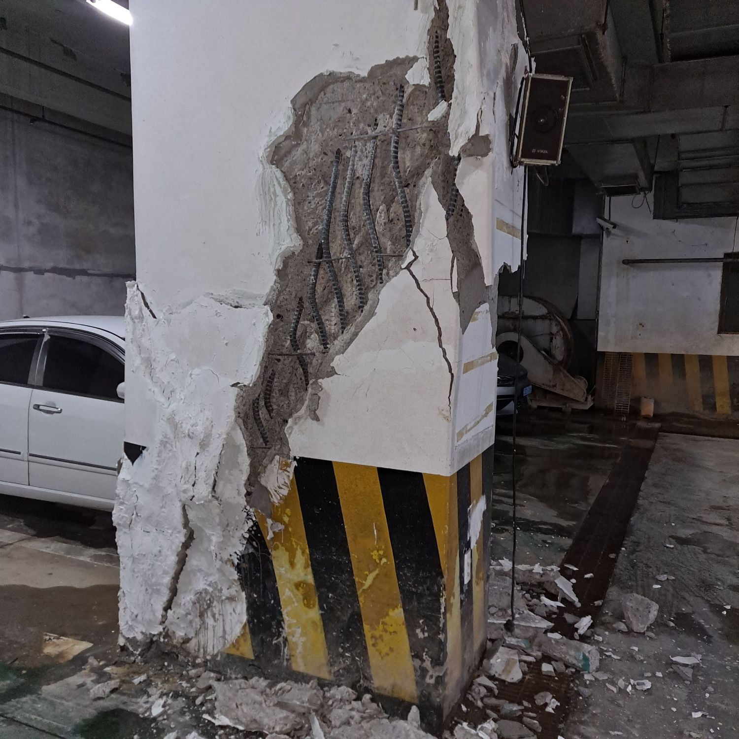 馬頭駅 商店街 建物 シンクホール 地下 柱 破裂した姿.jpg