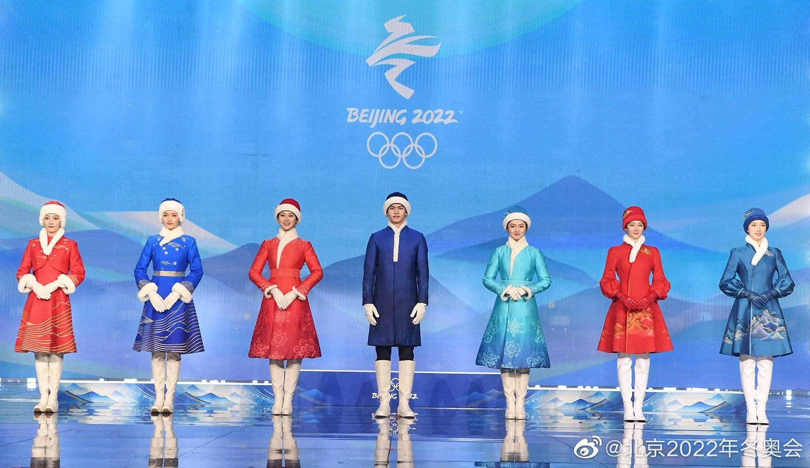 얼마전 공개된 2022 베이징 동계올림픽 시상 도우미 의상.jpg