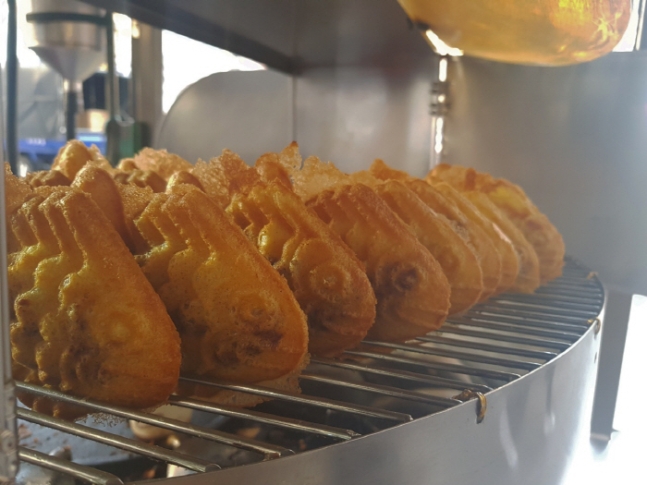 Men become regulars if they give them one more...How a fish-shaped bun seller can succeed.