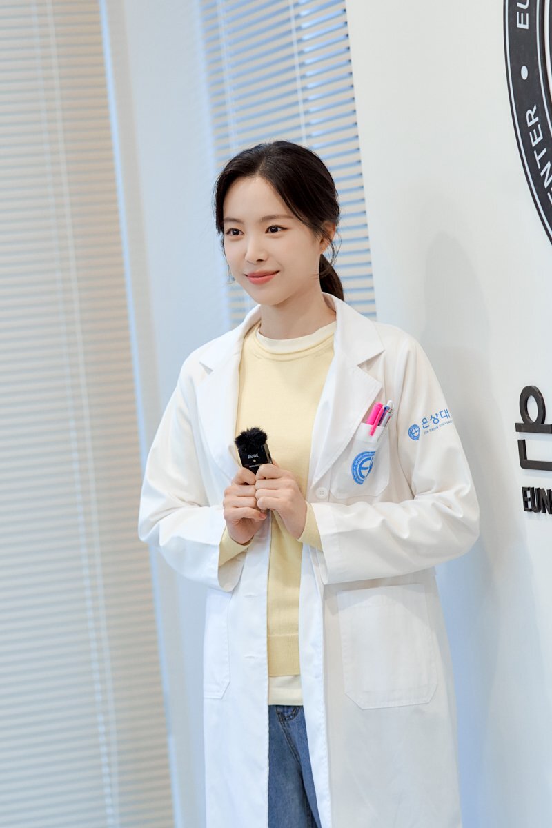 Son Naeun Apink - Ghost Doctor Character Poster Behind the Scenes