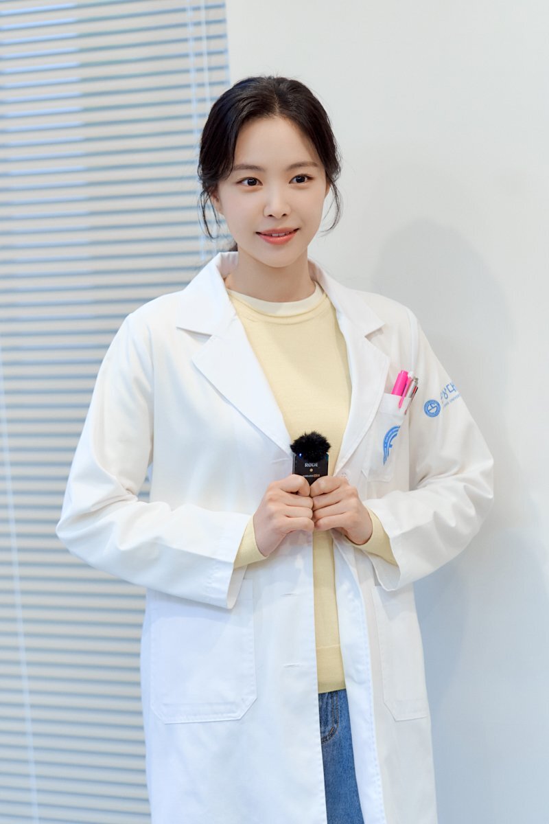 Son Naeun Apink - Ghost Doctor Character Poster Behind the Scenes