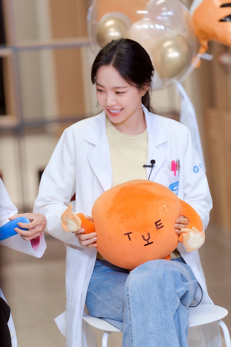 Son Naeun Apink - Ghost Doctor Character Poster Behind the Scenes