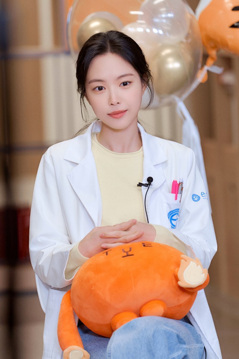 Son Naeun Apink - Ghost Doctor Character Poster Behind the Scenes