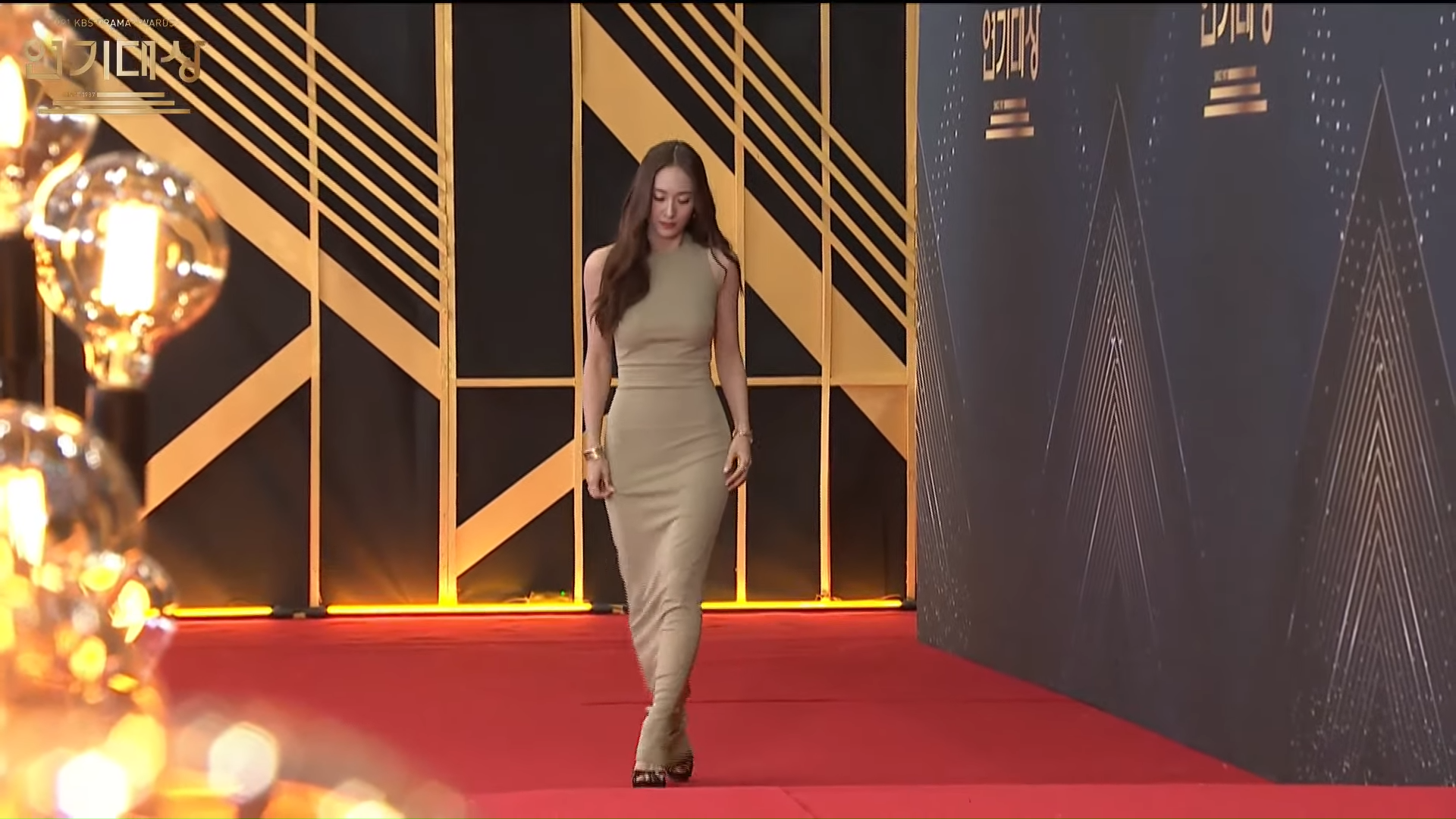 2021 KBS演技大賞 チョン·スジョン タイトなドレス 怒った骨盤とヒップライン