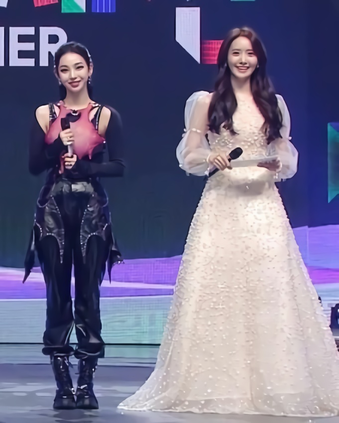 KARINA and Yoona's two-shot beauty.