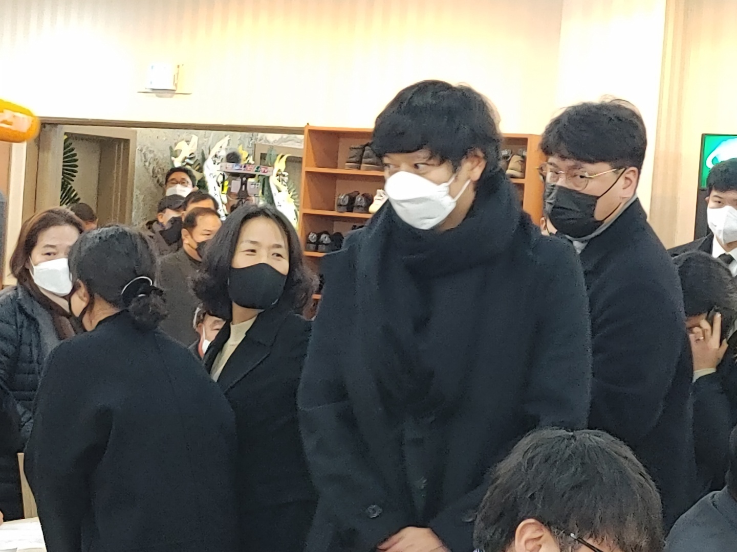 Kang Dongwon came to Mrs. Bae Eunshim's funeral.