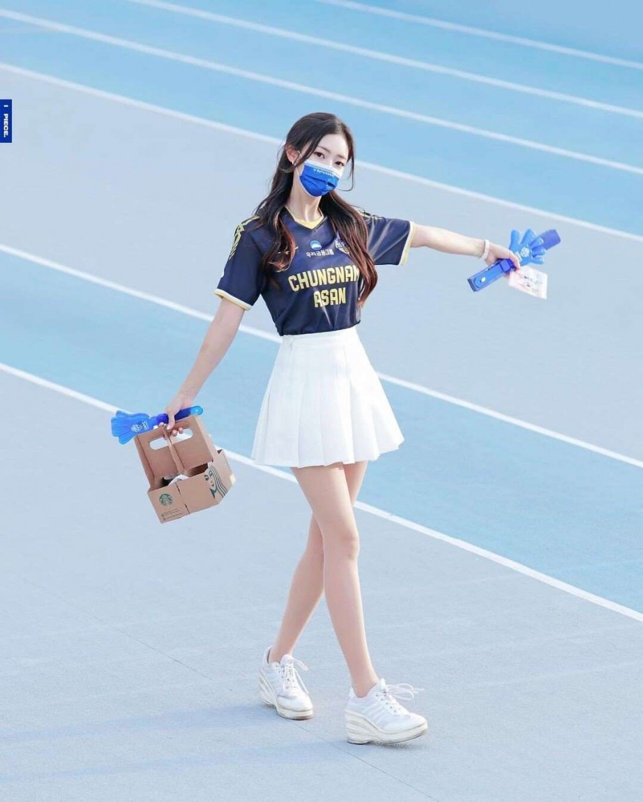 Cheerleaders in K League uniforms.