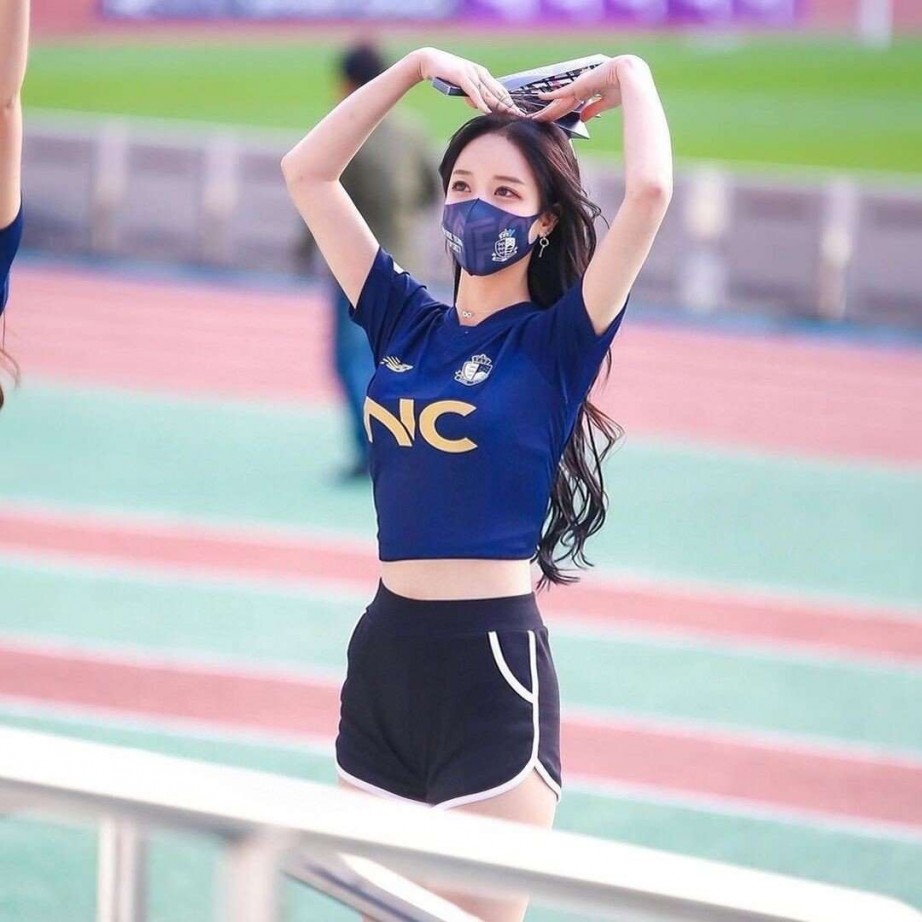 Cheerleaders in K League uniforms.