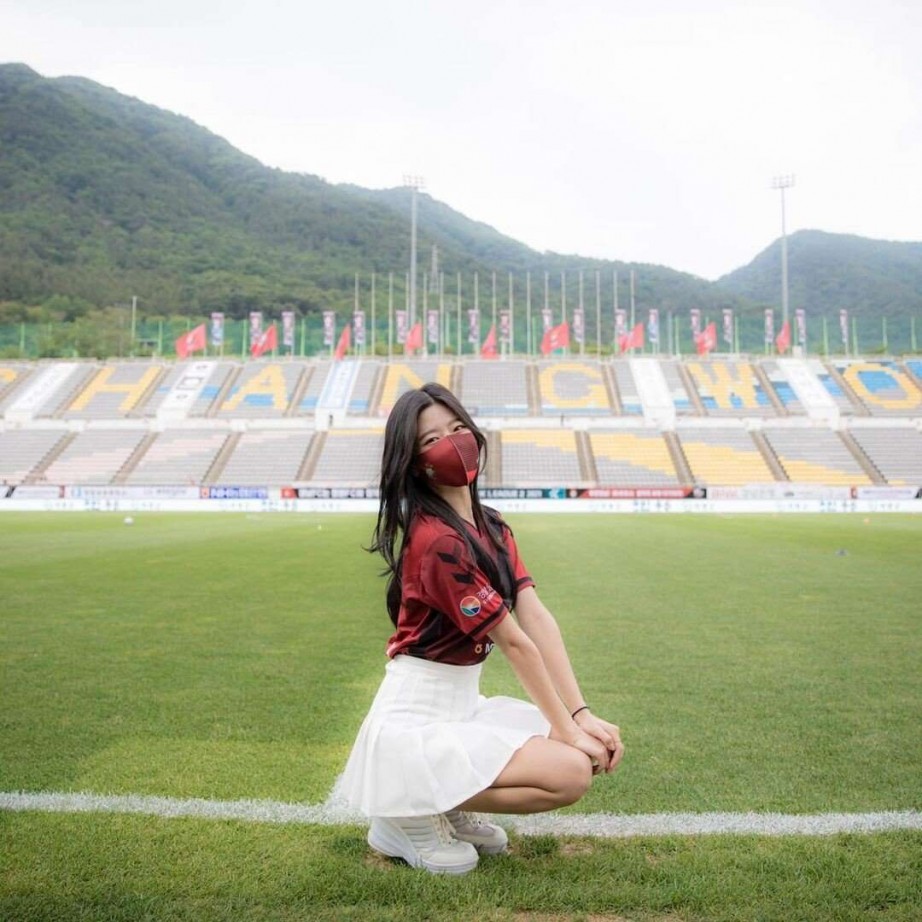 Cheerleaders in K League uniforms.