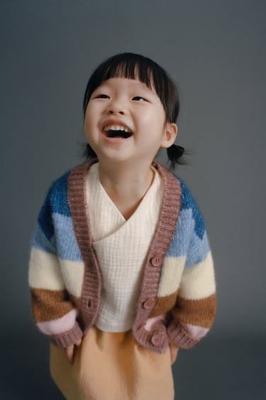 Children's clothing that reinterprets hanbok from Zara.