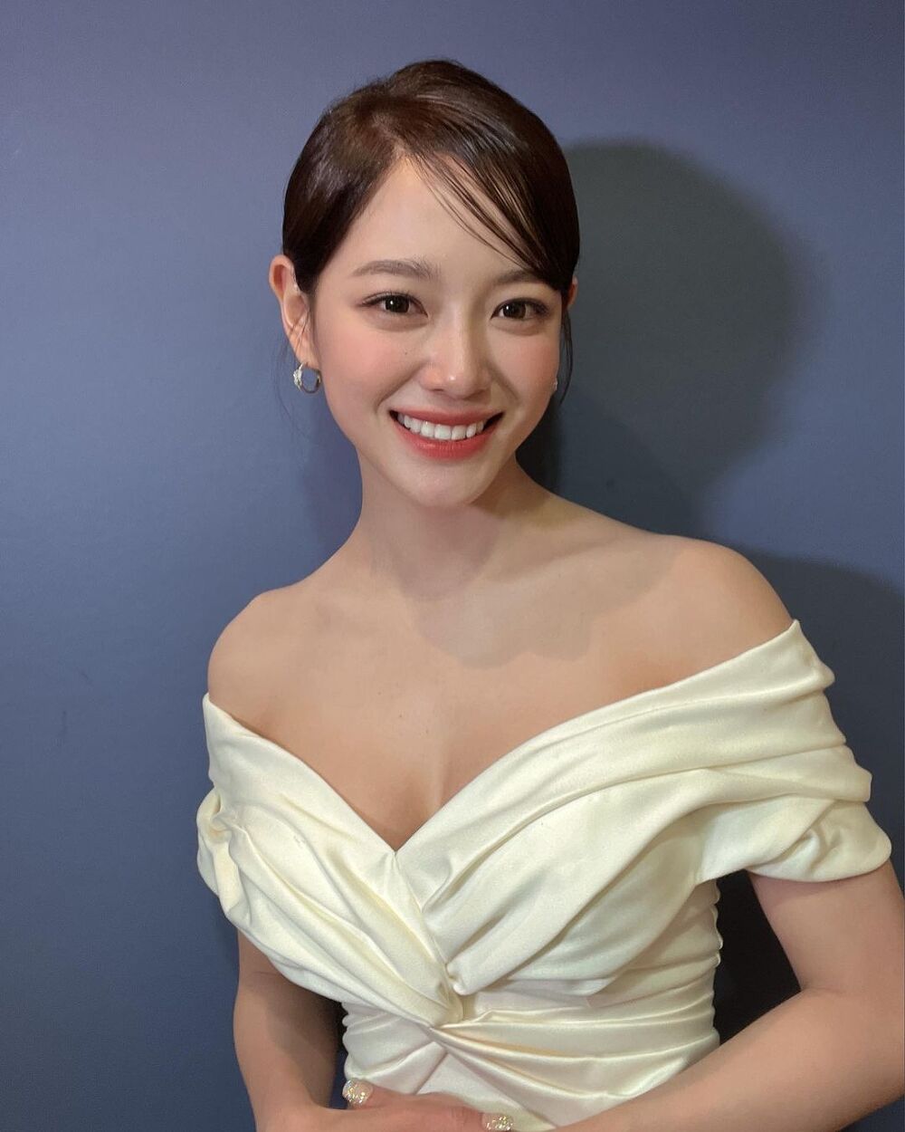 김세정 - 흰 드레스 몽실가슴골 (MBC연예대상MC)
