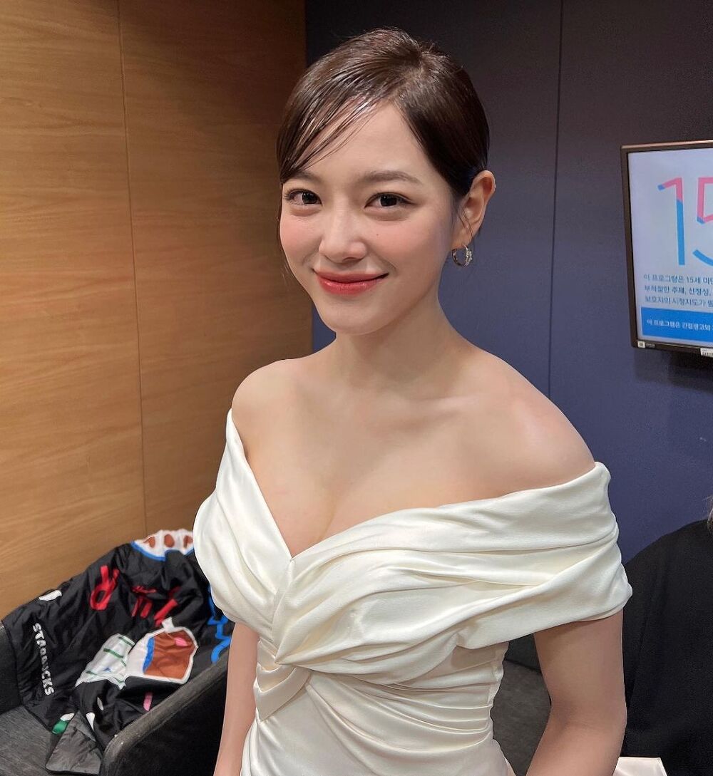 김세정 - 흰 드레스 몽실가슴골 (MBC연예대상MC)