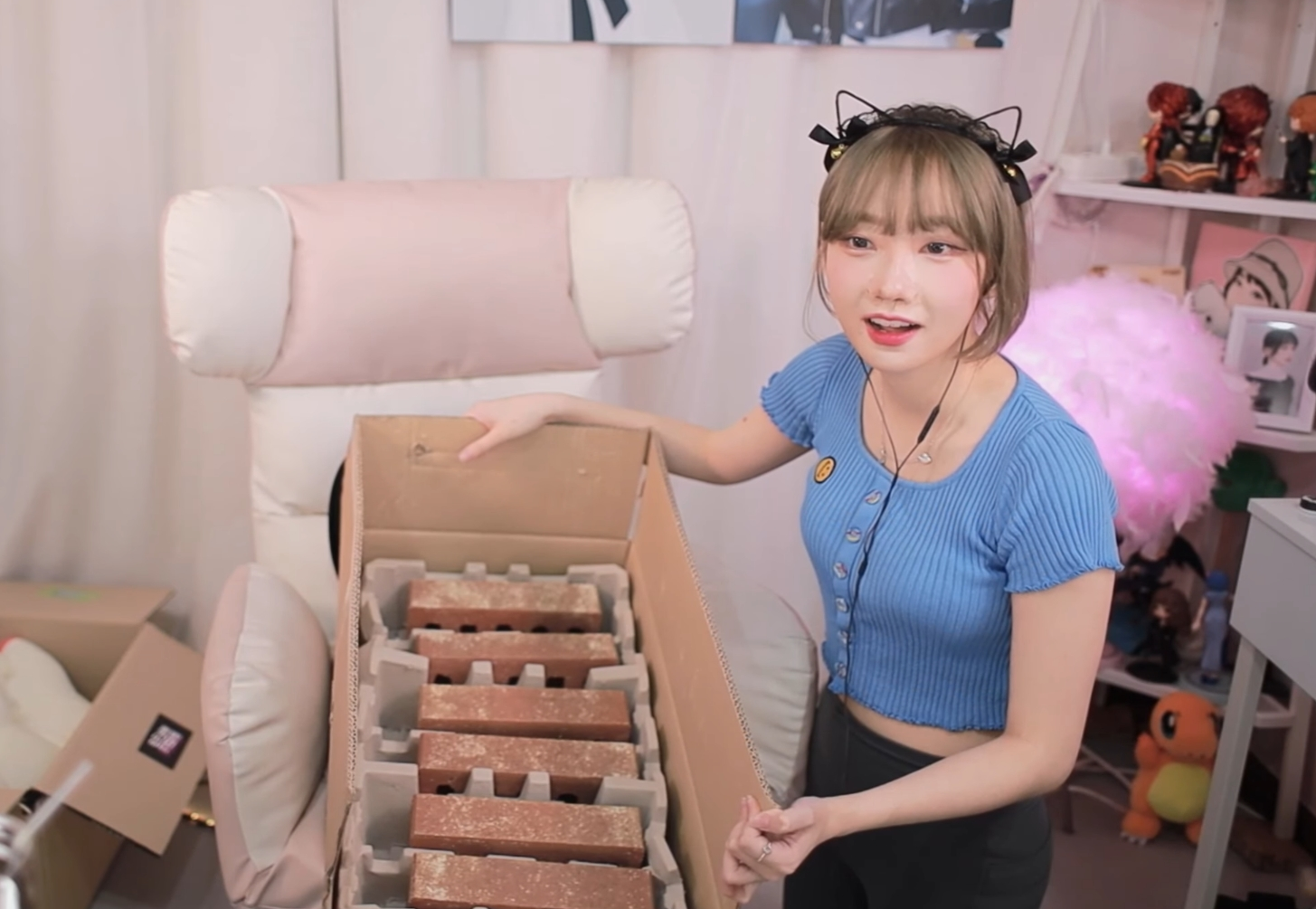 A female streamer who received a real idol as a gift from the viewers.