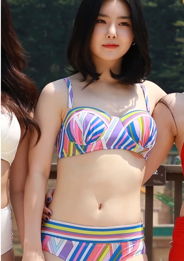 Brave Girls YUNA's swimsuit.