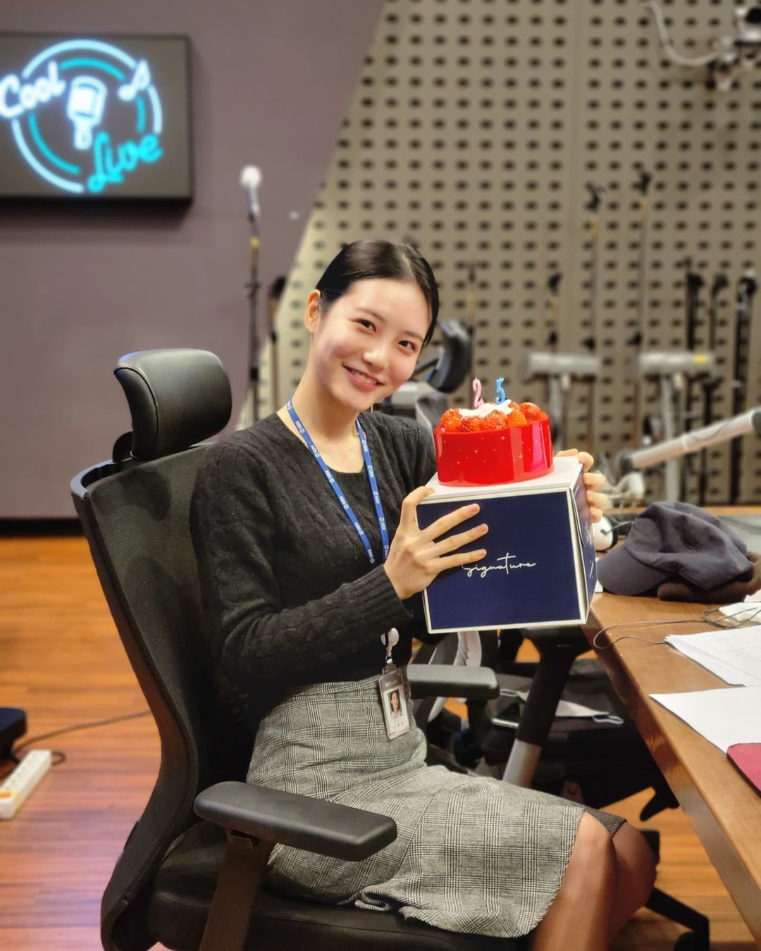 SOUND Shin Yeeun - Birthday 19980118 Raise the volume on Instagram