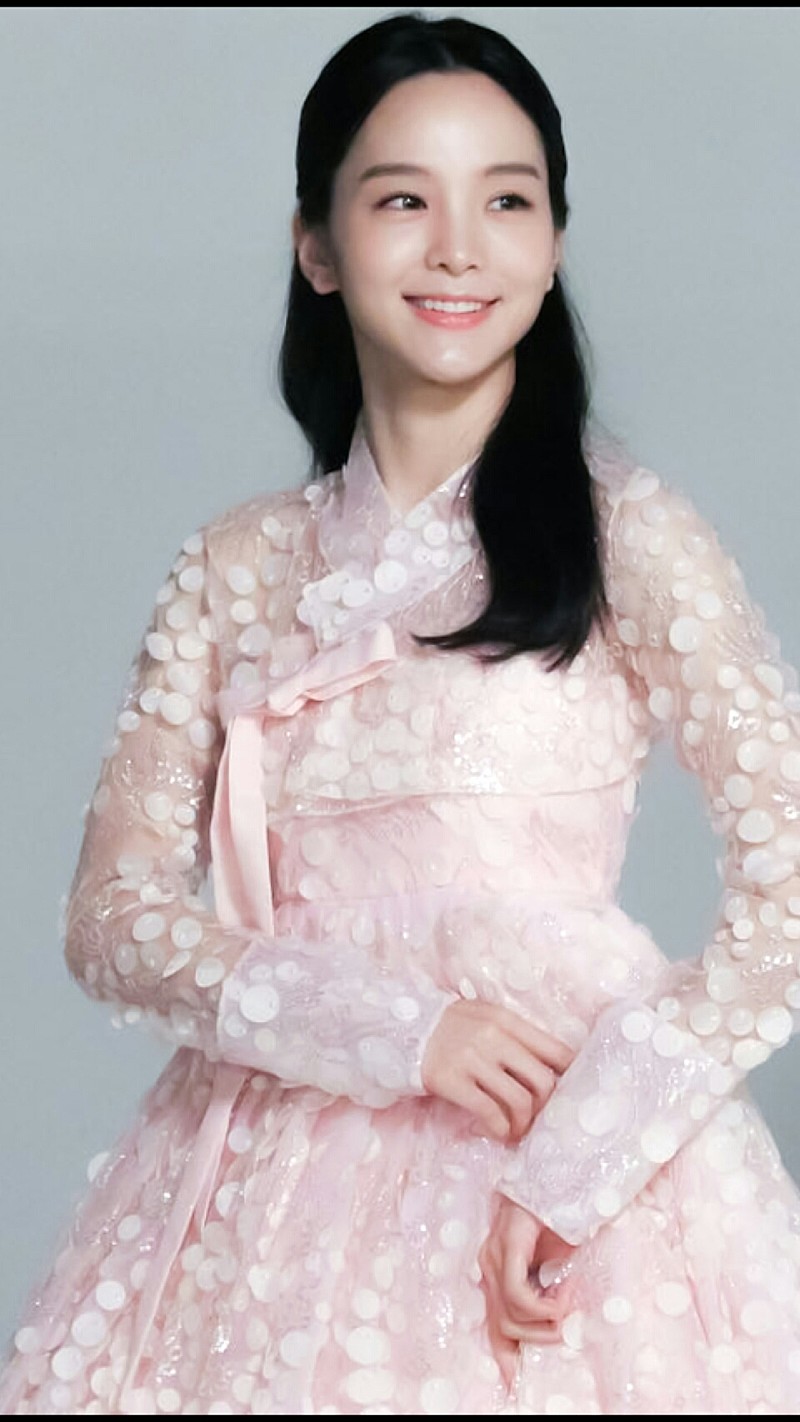 Song Sohee in hanbok.