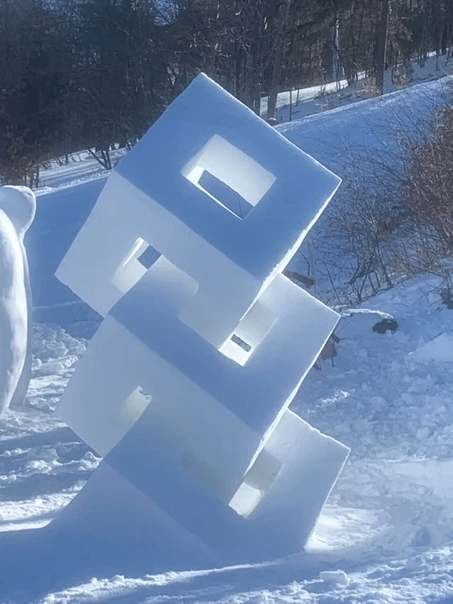 雪の彫刻作品.jpg